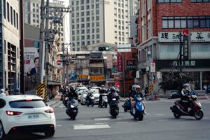 Scooter gare dans une rue urbaine pres d un trottoir