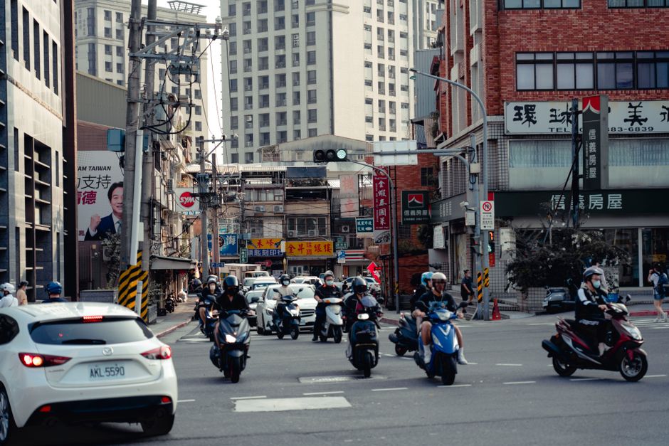 Scooter gare dans une rue urbaine pres d un trottoir