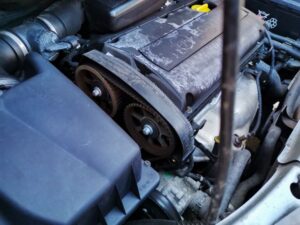 Vue rapprochee d un moteur ouvert montrant la courroie de distribution