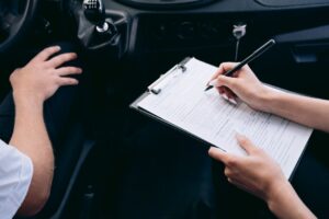 Documents administratifs de vehicule poses sur une table