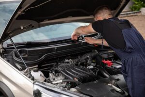 Deux personnes discutant devant une voiture lors d une vente entre particuliers