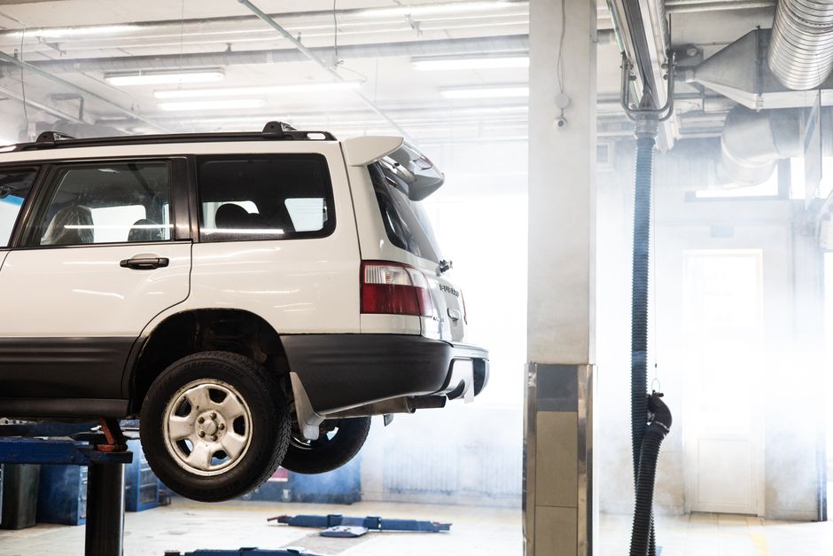 Vehicule souleve sur un pont elevateur dans un garage personnel